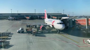 Bavullar ya da bavullar Çek Hava Yolları uçağına yüklendi, Aralık 2021, Prag, Çek Cumhuriyeti