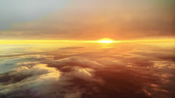 Superbe coucher de soleil sur des nuages flottants — Video
