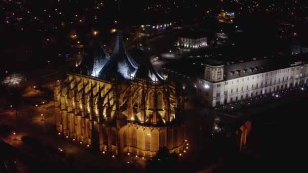 Tournez autour de la cathédrale Sainte-Barbara et de l'ancien collège jésuite de Kutna Hora la nuit, dans la région de Bohême, en République tchèque. Patrimoine mondial de l'UNESCO — Video