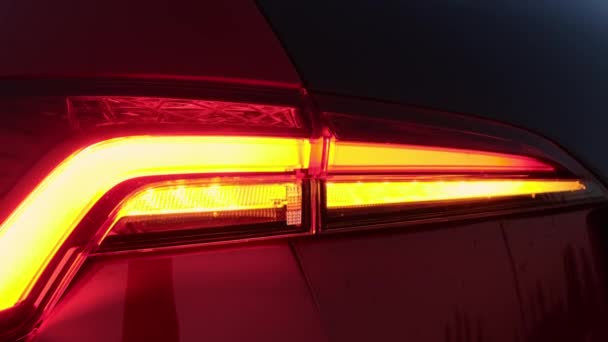 赤い車のヘッドライトの高速点滅アニメーションターン信号. — ストック動画