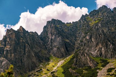 Slovakya 'daki High Tatra Sıradağları ve mavi gökyüzünün inanılmaz manzarası. Yaz konseptinde yürüyüş. Doğanın güzelliği ve duvar kağıdı konsepti