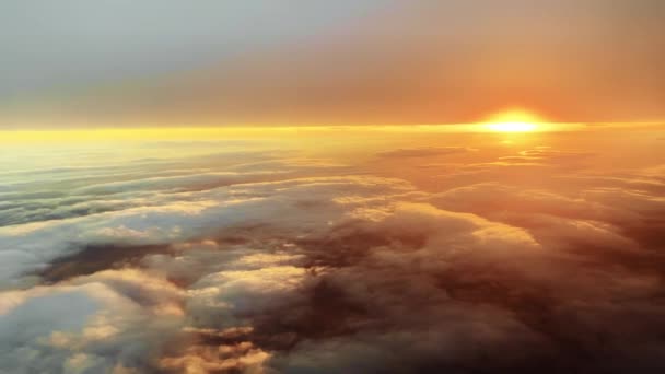 Widok z lotu ptaka nad unoszącymi się chmurami — Wideo stockowe