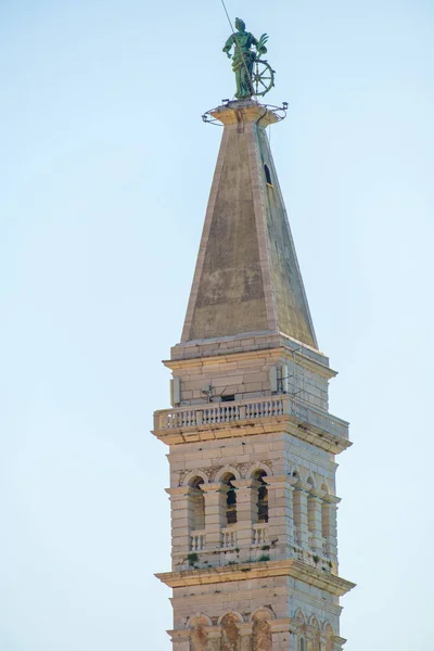 A Torre de A Igreja de Santa Eufêmia no fundo do céu azul em Rovinj, Croácia — Fotografia de Stock