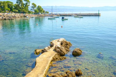 Hırvatistan 'da yüzmek üzere Adriyatik Denizi' nin suyuyla denize girmek üzere merdivenleri olan Rocky Rıhtımı