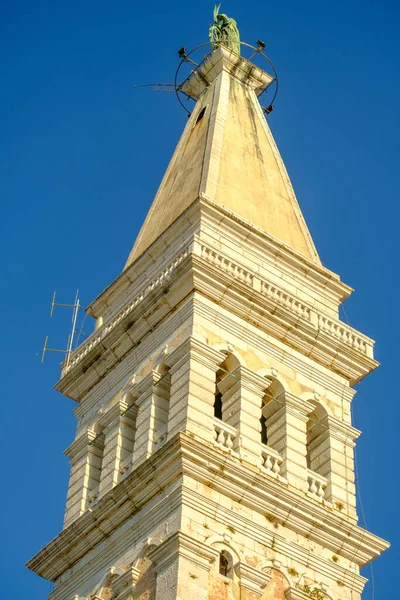 La Torre della Chiesa di Sant'Eufemia sullo sfondo del cielo blu a Rovigno, Croazia — Foto Stock