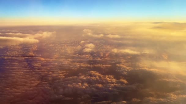 Pomalu se vznášející mraky nad zemí ve slunečních paprscích. Pohled z letadla. — Stock video