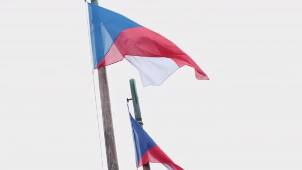 República Checa ondeando banderas en el viento sobre el cielo — Vídeos de Stock