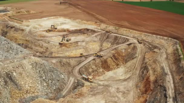 Veduta aerea di camion ed escavatori minerari in una cava. — Video Stock