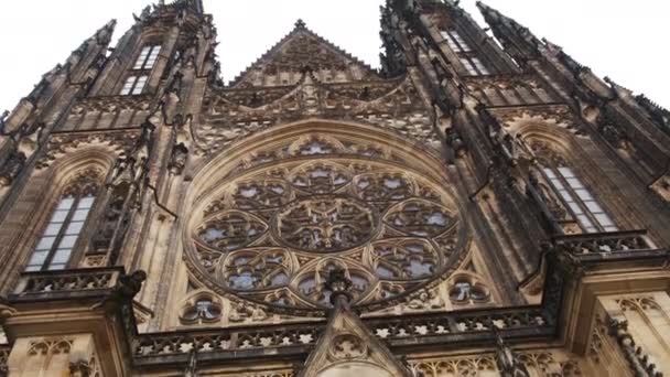 Facciata della Cattedrale di San Vito a Praga. Cattedrale gotica — Video Stock