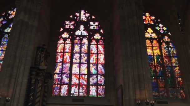 Interieur en glas-in-loodramen in de St. Vitus kathedraal in Praag — Stockvideo