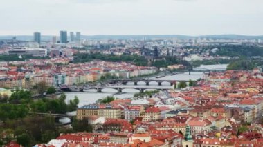 Geleneksel kırmızı çatıları, iş merkezleri ve Prag köprüleriyle Prag 'ın panoramik manzarası.