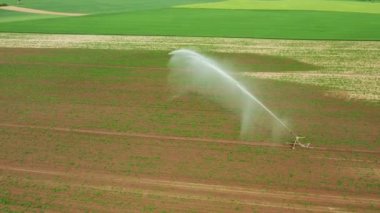 Ziraat alanındaki otomatik sulama sisteminin hava görüntüleri. 