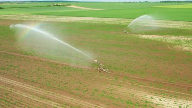 Ziraat alanındaki otomatik sulama sisteminin hava görüntüleri. 