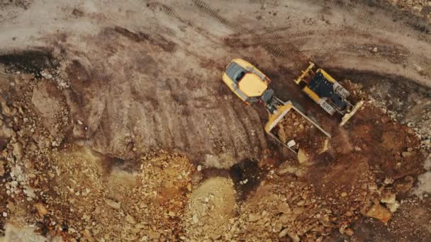 黄色倾卸卡车在露天坑卸下矿产品的俯视图. — 图库视频影像