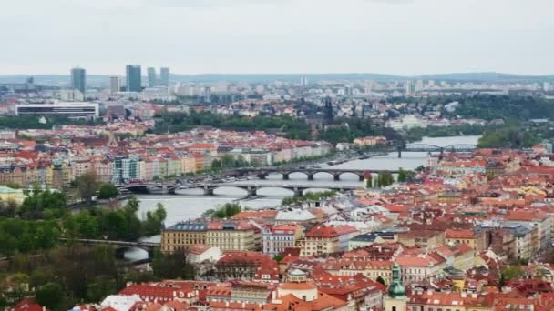 Panoramisch uitzicht op Praag met traditionele rode daken, zakelijke centra en Praagse bruggen. — Stockvideo