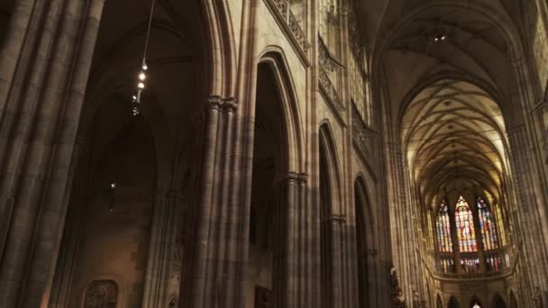 Interieur en glas-in-loodramen in de St. Vitus kathedraal in Praag — Stockvideo