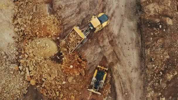 Vista superior de camión volquete amarillo descarga minerales en el tajo abierto. — Vídeo de stock