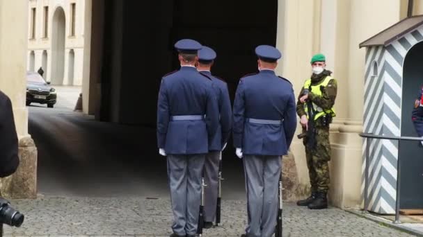 チェコ共和国プラハ城での警備員の交代2022年1月 — ストック動画