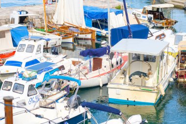 Farklı tekneler balıkçılık limanındaki deniz suyuna demirlemiş.