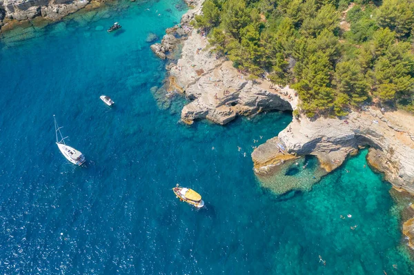 Lagünün kayalık kıyılarında yelken açan lüks yatların ve teknelerin hava manzarası.. — Stok fotoğraf