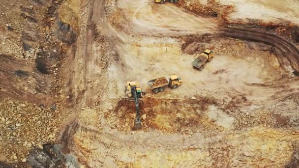 Ásványi anyagokat a kőbányában a teherautóba rakodó kotrógép légi kilátása — Stock videók
