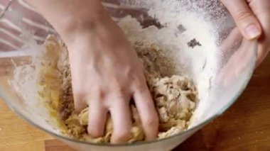 Kadın eli masada zencefilli ekmek için baharatlı hamur yoğurur.