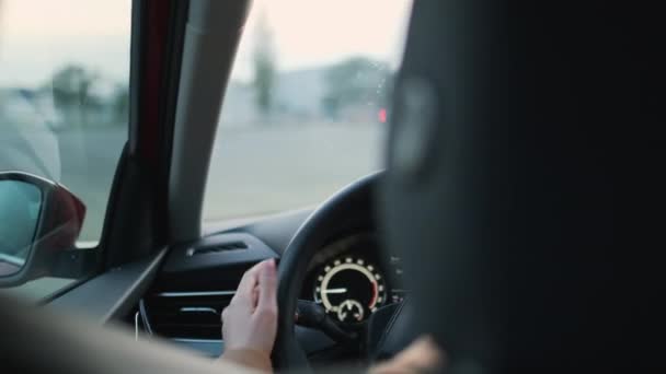 Skjuta från baksätet på en kvinna som kör bil på gatan — Stockvideo