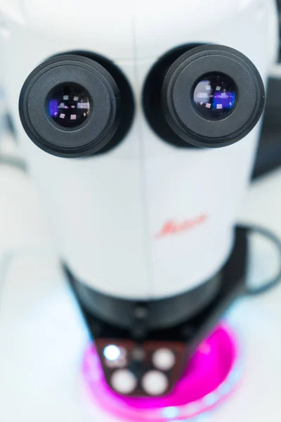 Закрыть лабораторный микроскоп для анализа образца — стоковое фото