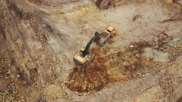 Luchtfoto van Volvo graafmachine die mineralen in de truck laadt in de steengroeve, januari 2022, Praag, Tsjechië — Stockvideo