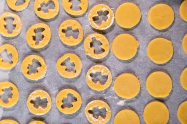 Aziz Sevgililer Günü için hazırlanmış kek kağıdındaki meleklerin şekerlemelerinin en üst görüntüsü. Ev yapımı bisküviler.