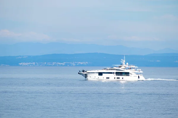 Grote toeristische boot vaart op zeewater tegen grote bergen — Stockfoto
