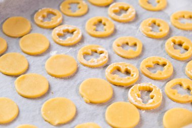 Aziz Sevgililer Günü için pasta kağıdında meleklerin şekerlemesi hazır. Ev yapımı bisküviler.