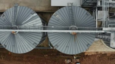 Buğday depolamak için en iyi tahıl asansörü manzarası. Endüstriyel ürünler için tahıl deposu.