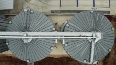 Depo için en iyi tahıl asansörü manzarası. Hasattan sonra tarladan buğday depolamak için tanklar