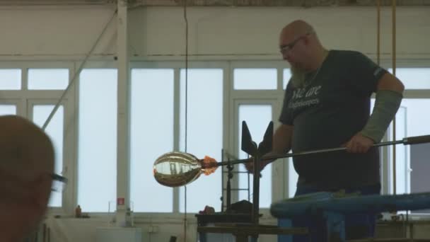 玻璃吹风机做了一个新花瓶.2021年11月，捷克共和国Jablonec nad Nisou Preciosa玻璃制造商玻璃生产讲习班 — 图库视频影像
