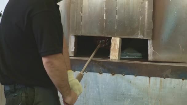 Handwerker mit einer neuen Vase in der Kühlkammer. Manuelle Glasherstellung — Stockvideo