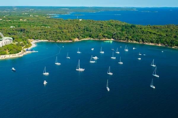 Jachten drijven op het oppervlak van de Adriatische Zee baai in de buurt van het schiereiland — Stockfoto