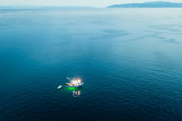 Avondvissen in de Adriatische zee met een boot drijven op het water — Stockfoto