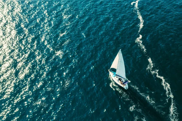 A vitorlás hajó fehér habnyomot hagy az Adriai-tengeren — Stock Fotó