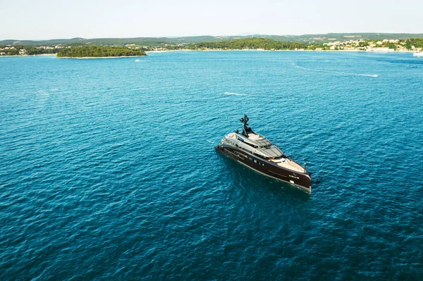 Adriatische zee rond Rovinj met jacht drijven op het water — Stockfoto