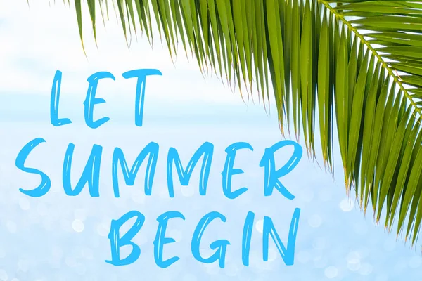 Lassen Sie den Sommer beginnen Text auf dem Hintergrund mit Palmblatt und blauem Meer. Vorlage einer Grußkarte, Postkarte oder Werbung eines Reisebüros — Stockfoto