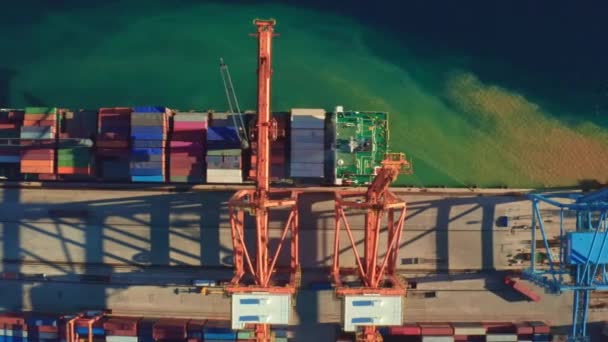 Portal grúa carga grandes contenedores en el barco para su transporte — Vídeo de stock