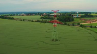 Yol kenarında elektrik iletim hatları olan Lacy kulesi.