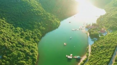 Hırvatistan 'ın Istrian yarımadasındaki Lima Körfezi' ndeki istiridye çiftliği