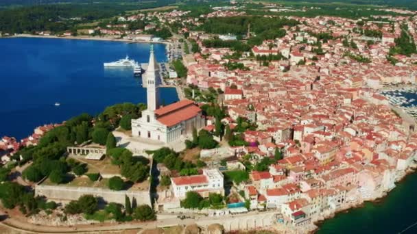 Cidade Velha Rovinj e Igreja de Santa Eufêmia perto do mar Adriático — Vídeo de Stock