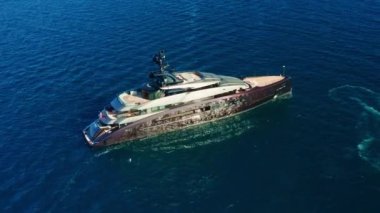 Modern lüks yat Adriyatik denizinin koyu mavi sularında yelken açıyor