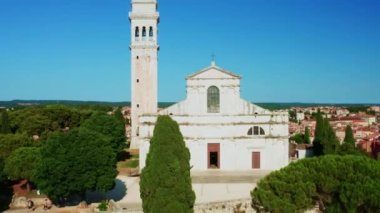 Aziz Euphemia Kilisesi Rovinj 'de yemyeşil ağaçlarla çevrili.