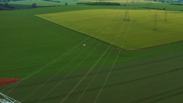Elektriciteitstransmissielijnen op landbouwgrond — Stockvideo