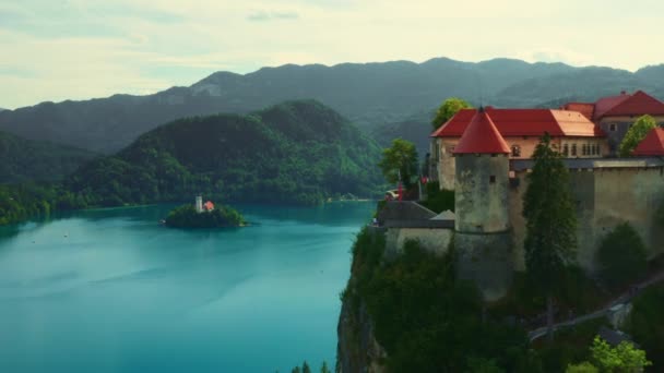 Bled zamek położony na stromym urwisku nad jeziorem w Słowenii — Wideo stockowe