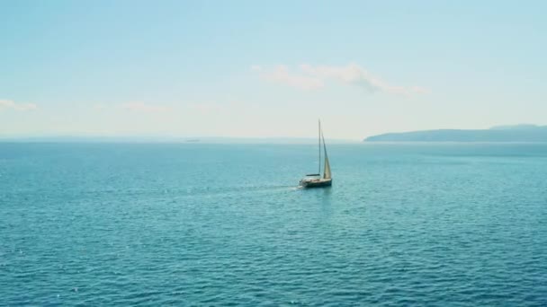 Żaglówka pływa po błękitnej wodzie Adriatyku latem — Wideo stockowe